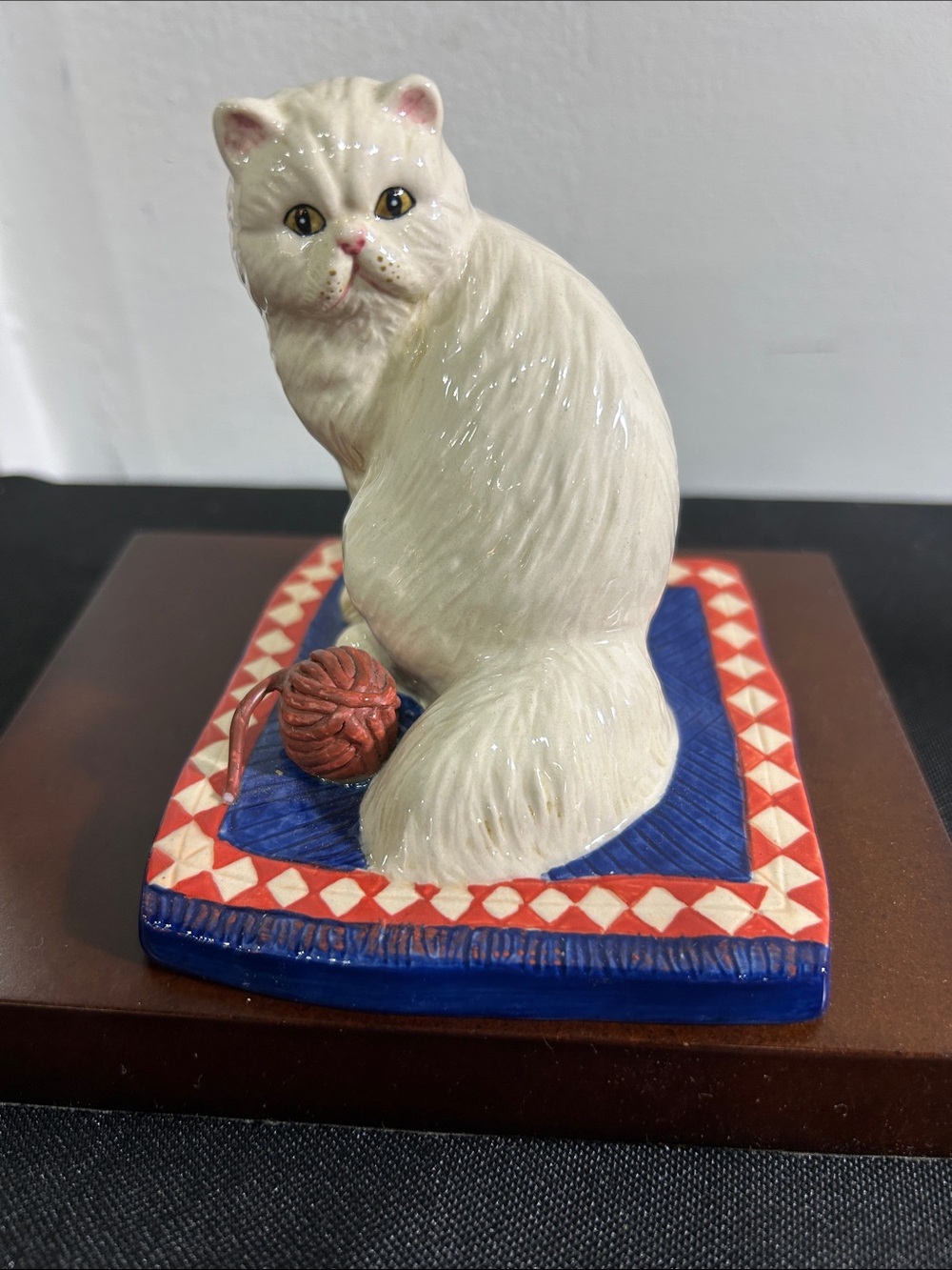 White Cat Figurine Royal doulton Decorative figurine